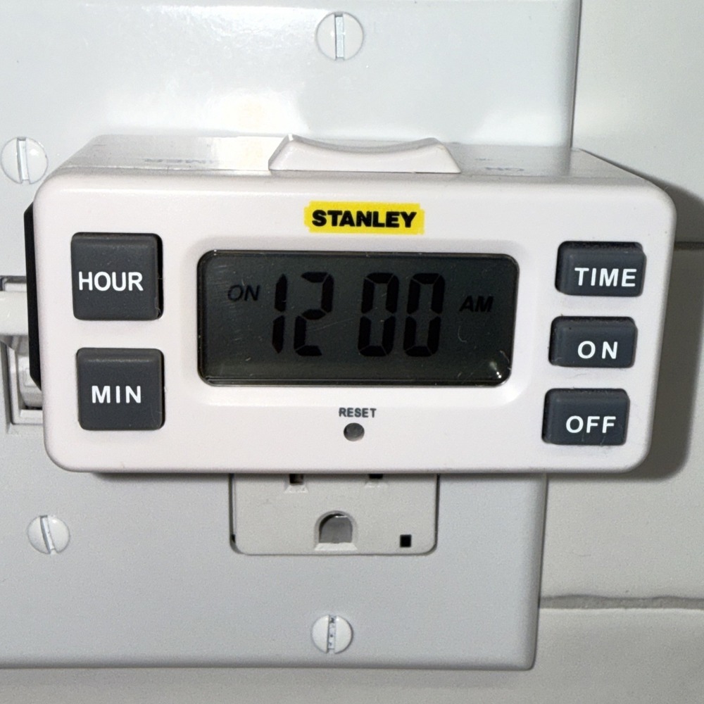 White STANLEY TimerMax DigiSlim Digital Display Daily/Timer Outlet Plug - Tested